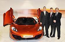 Anthony Sheriff, Geschäftsführer McLaren Automotive, Christian Marti, Direktor für die Region Europa, Timm Moll, Moll Sportwagen GmbH (von links nach rechts) freuen sich über den Deutschland-Start der Sportwagen-Marke. Foto: auto-reporter.net 